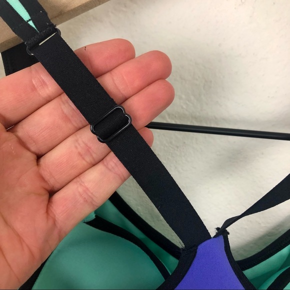 VSX Colorblock Knockout Front Close Sports Bra - Picture 5 of 6